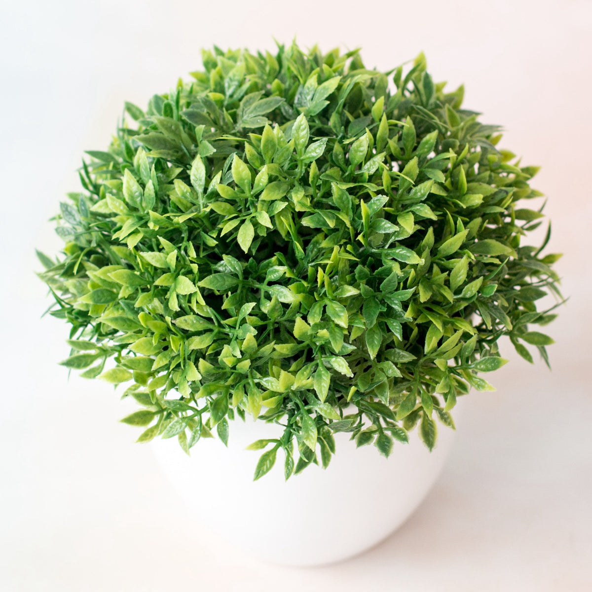 Maceta con planta artificial